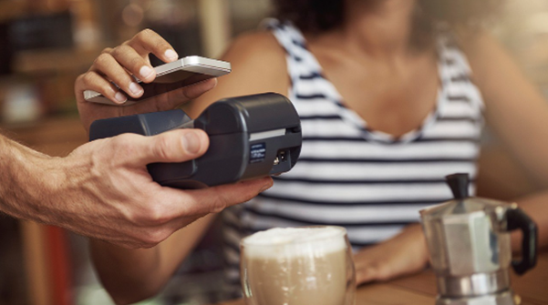 éttermi számla Visa hitelkártyával való kifizetése