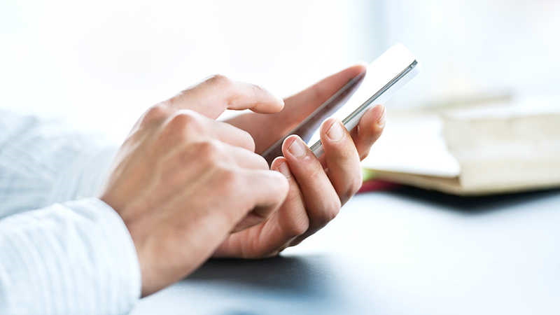smartphone-in-hand-800x450